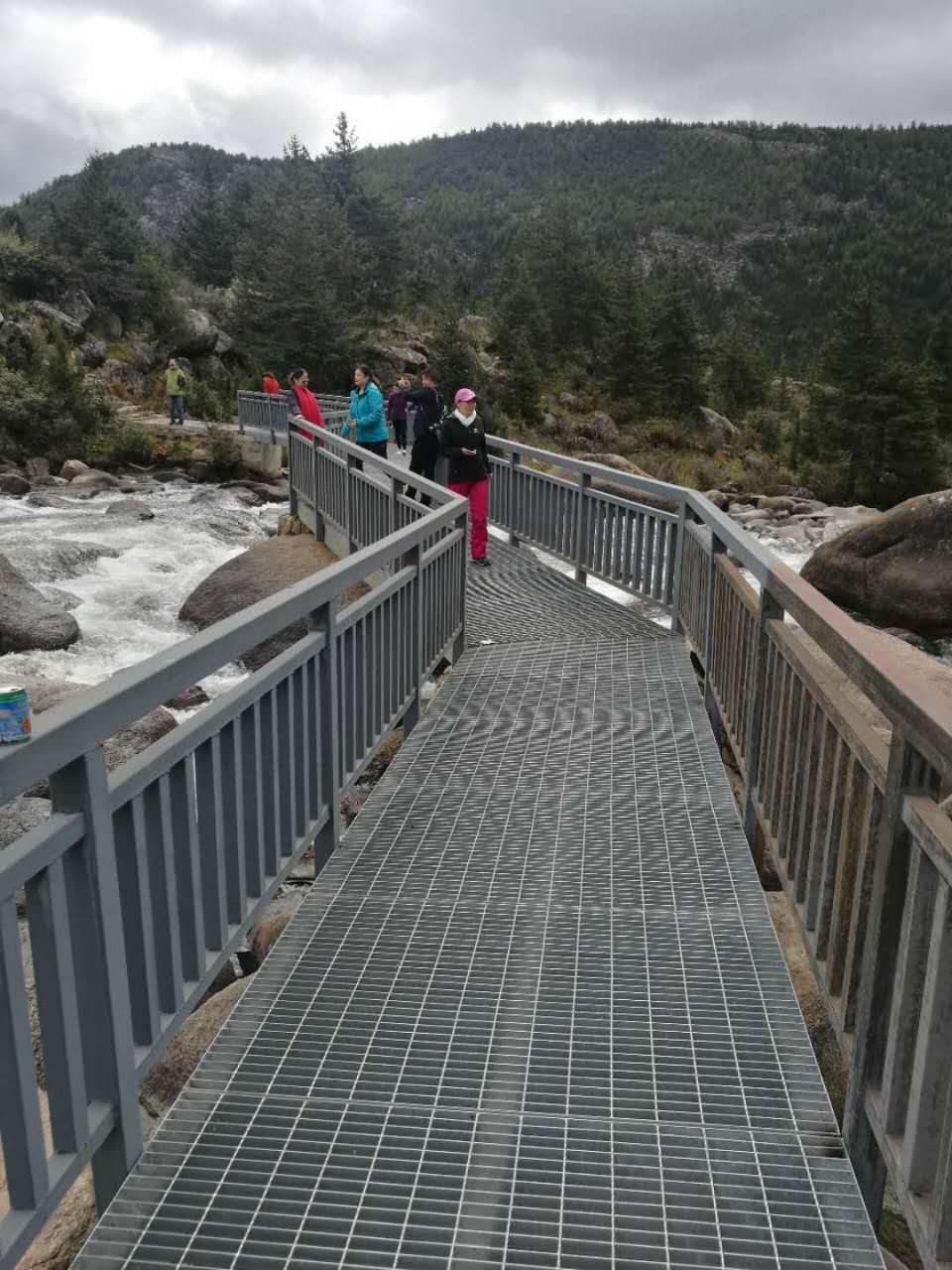 防滑钢格板-齿形钢格板在栈道平台钢格栅景区的使用